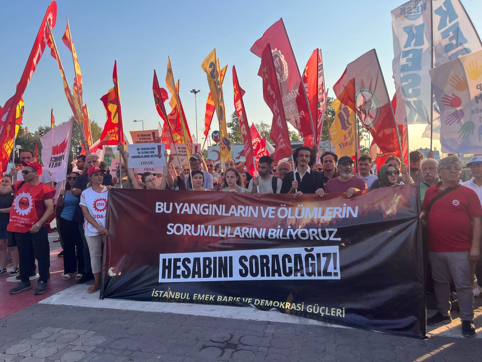 Kadıköy'de yangın protestosu: “Önlenebilir her işçi ölümü iş cinayetidir”